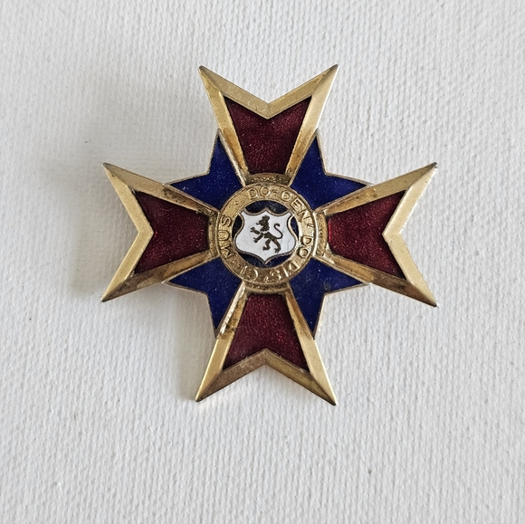 VTG Gold Tone Maltese Cross Medal Ribbon Lion Red Blue By Teaching We Learn - Picture 1 of 2